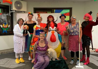 Das gesamte Betreuungsteam steht zusammen verkleidet.